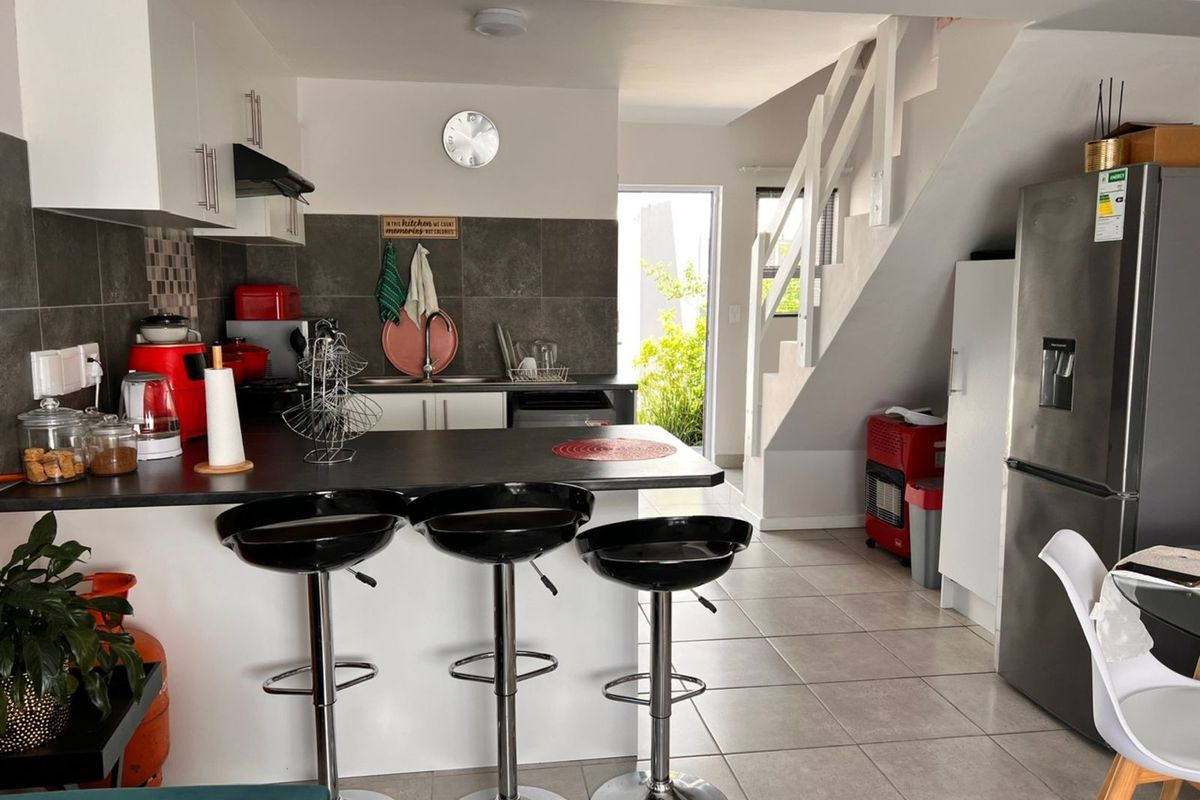 House For Sale in Stratford Green - Photo 2