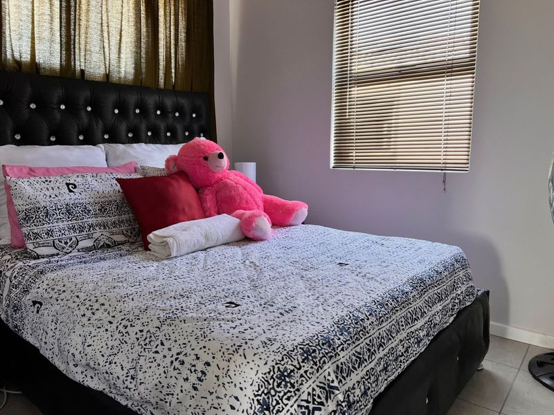 House For Sale in Stratford Green - Photo 5