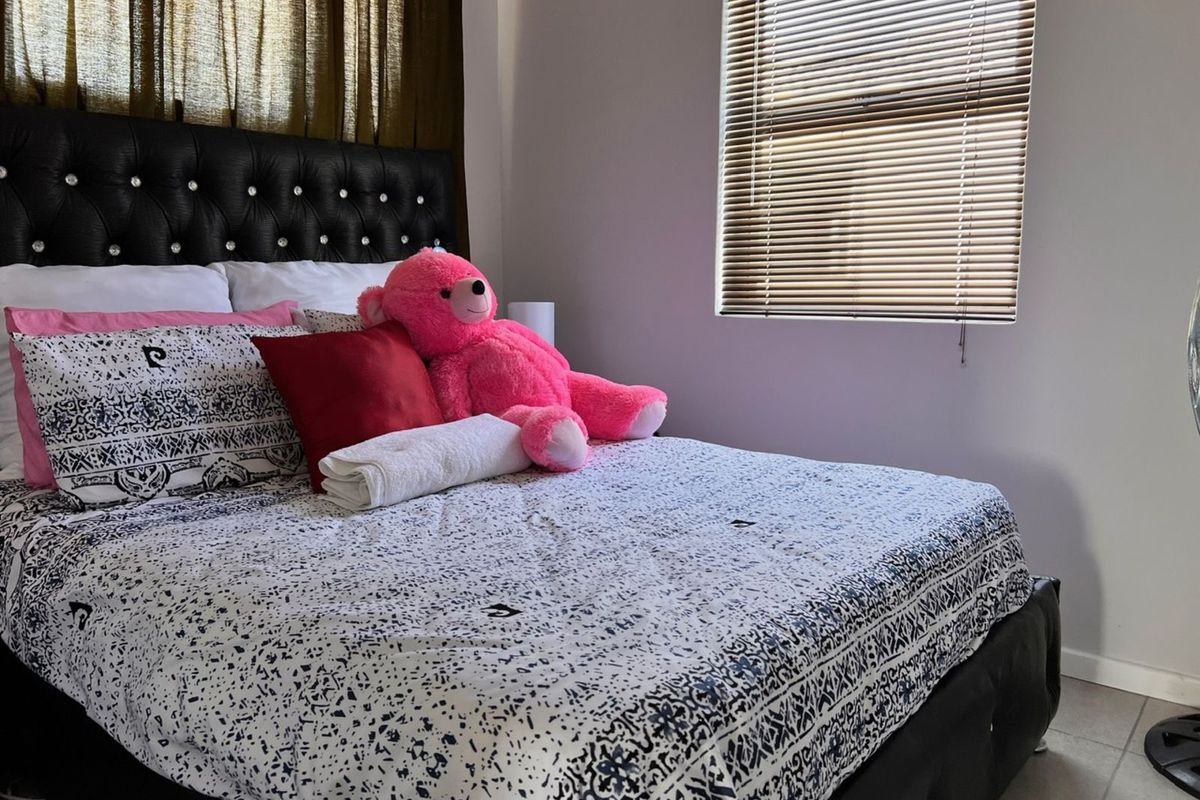 House For Sale in Stratford Green - Photo 5