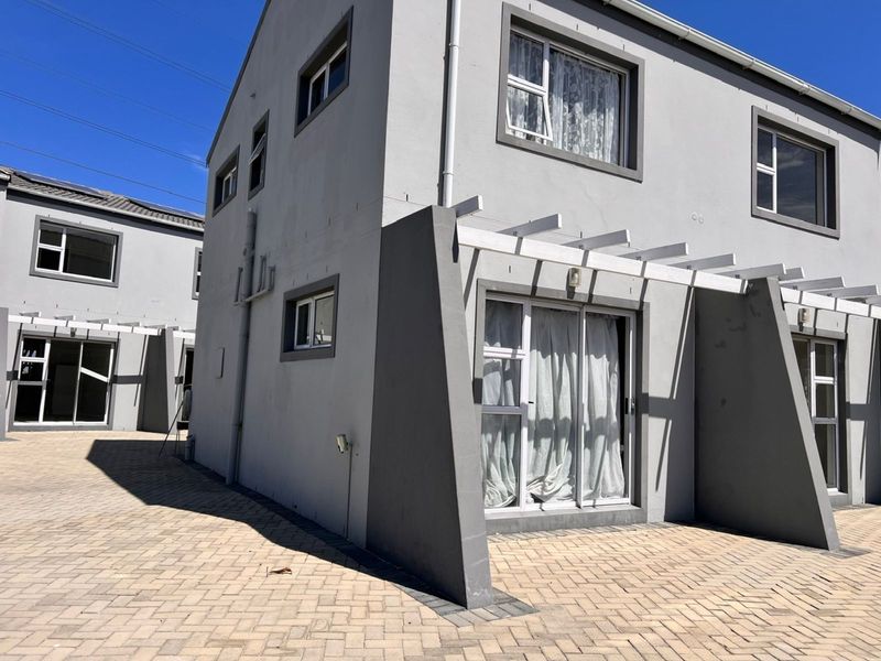 House For Sale in Stratford Green - Photo 6