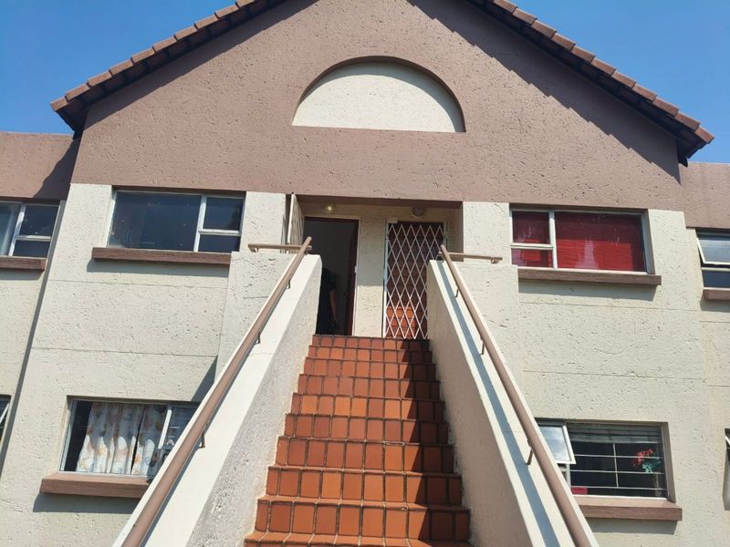 Townhouse For Sale in Bedfordview Central - Photo 2