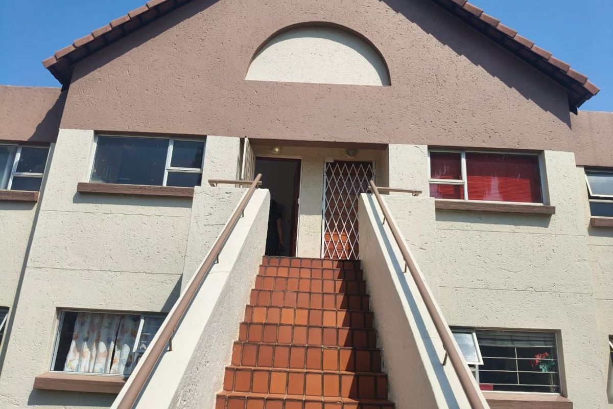 Townhouse For Sale in Bedfordview Central - Photo 2