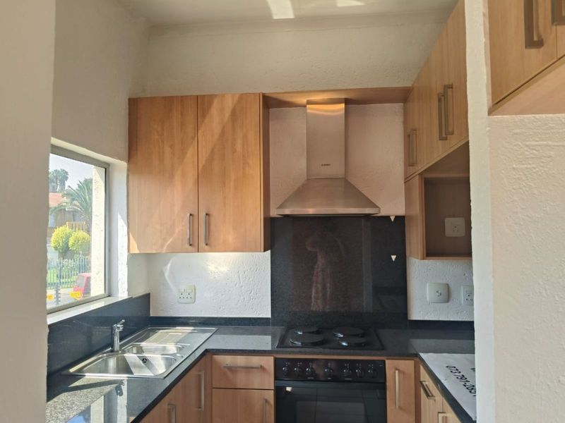 Townhouse For Sale in Bedfordview Central - Photo 5