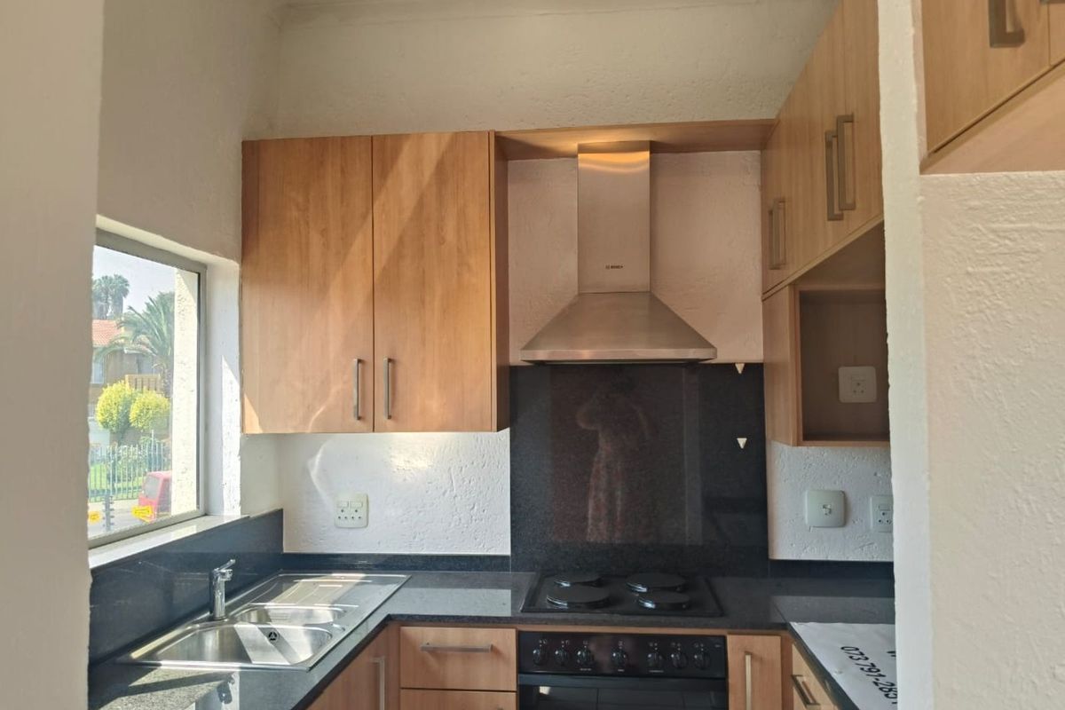 Townhouse For Sale in Bedfordview Central - Photo 5