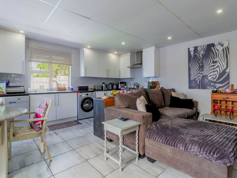 House For Sale in Sundowner - Photo 5