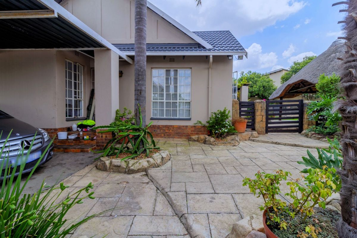 House For Sale in Sundowner - Photo 2