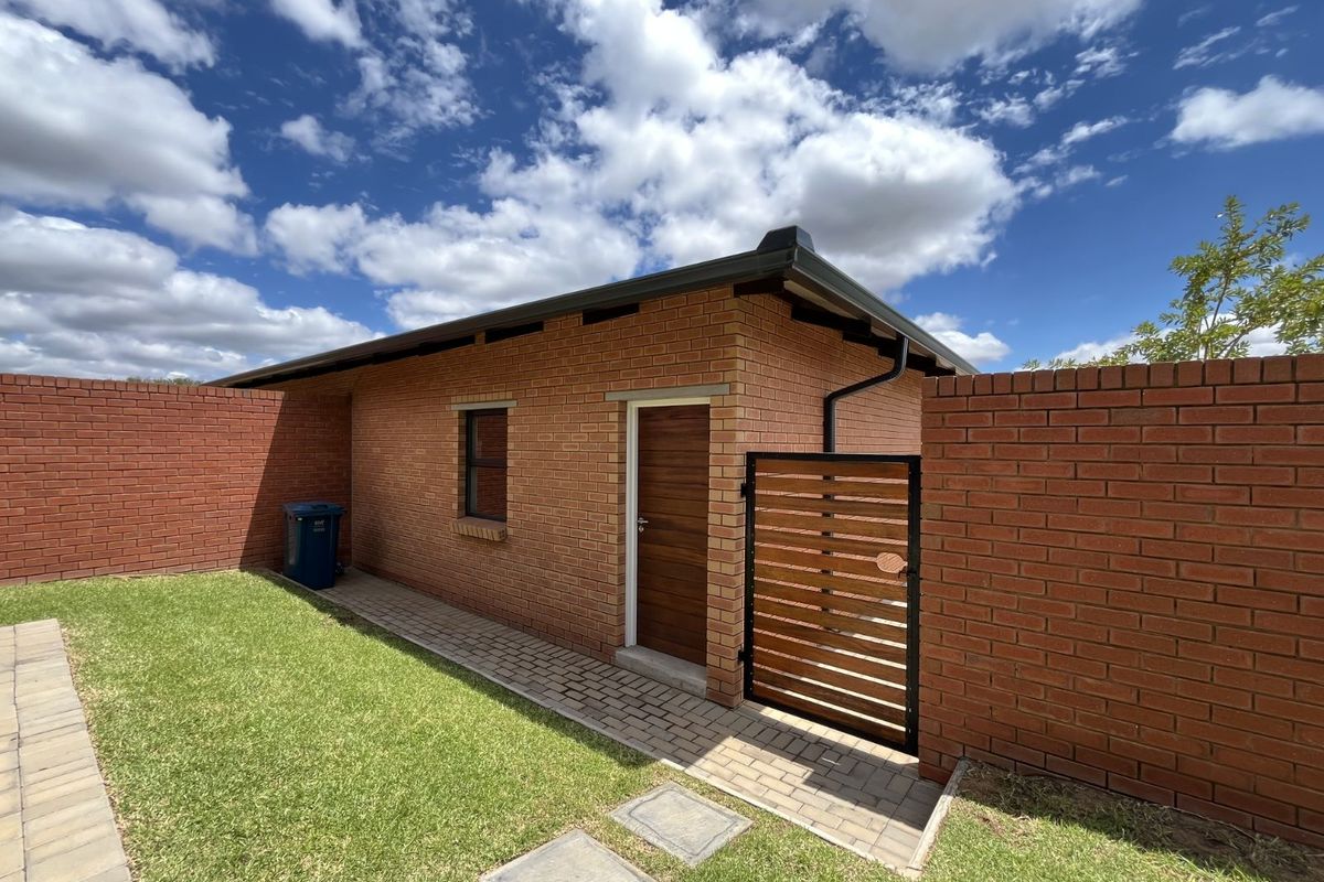 Townhouse For Sale in Silver Lakes - Photo 4