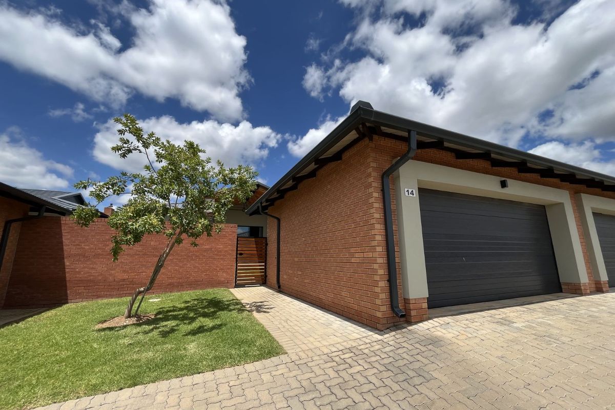 Townhouse For Sale in Silver Lakes - Photo 3