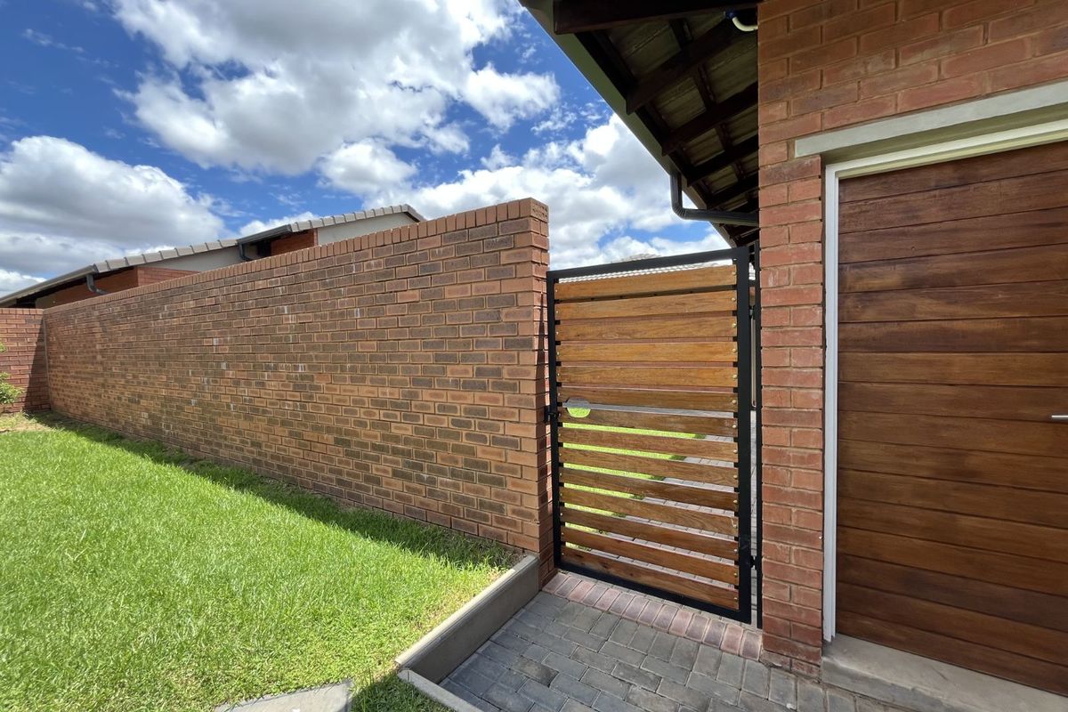 Townhouse For Sale in Silver Lakes - Photo 4