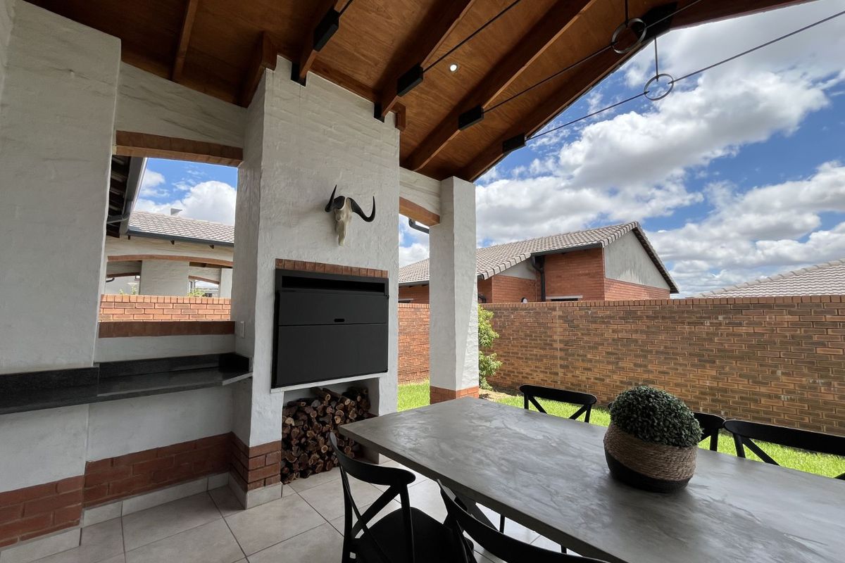 Townhouse For Sale in Silver Lakes - Photo 5