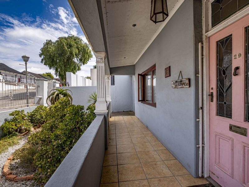 House For Sale in Richmond Hill - Photo 2