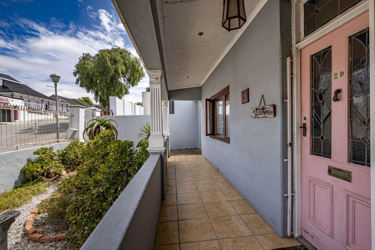 House For Sale in Richmond Hill - Photo 2