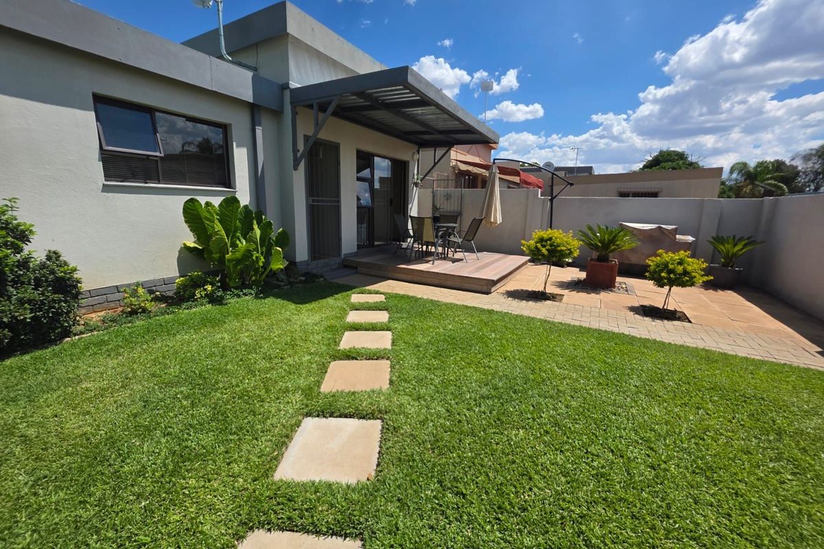 House For Sale in Rhodesdene - Photo 2
