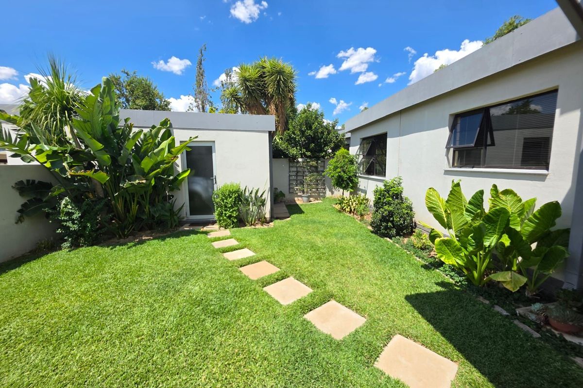 House For Sale in Rhodesdene - Photo 3