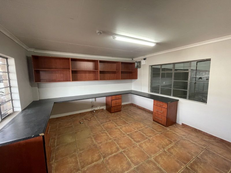 Industrial To Rent in Silverton - Photo 3