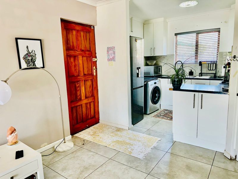 House For Sale in Greenshields Park - Photo 2