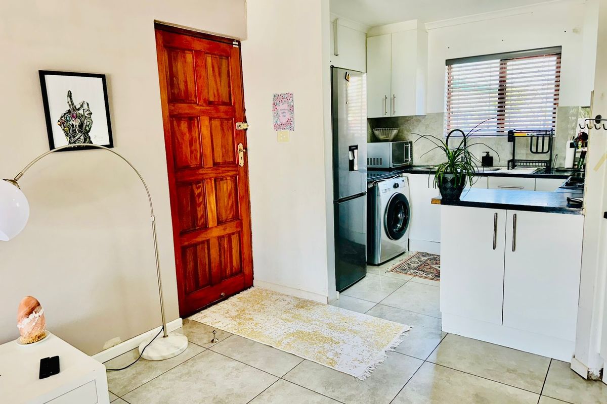 House For Sale in Greenshields Park - Photo 2