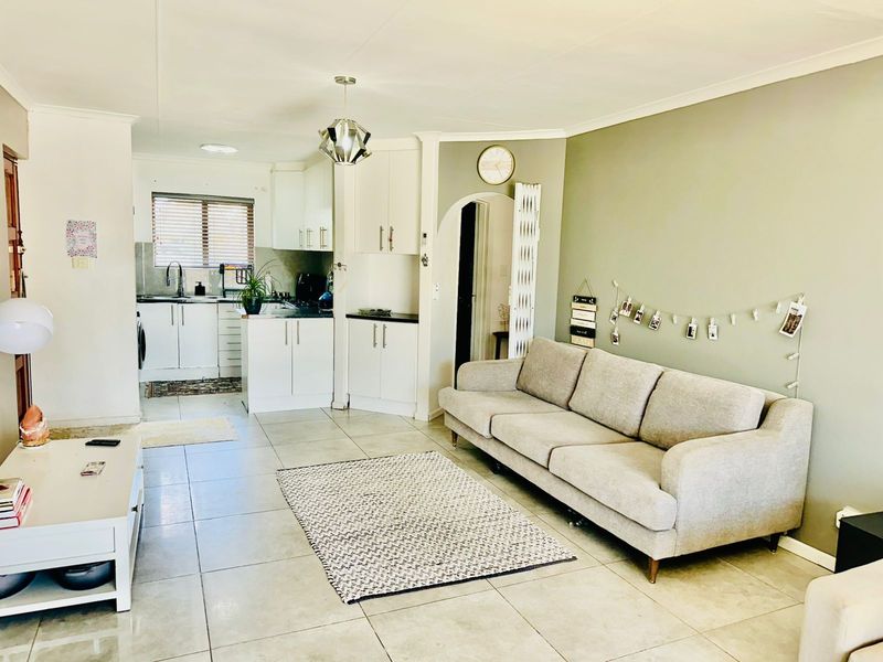 House For Sale in Greenshields Park - Photo 4