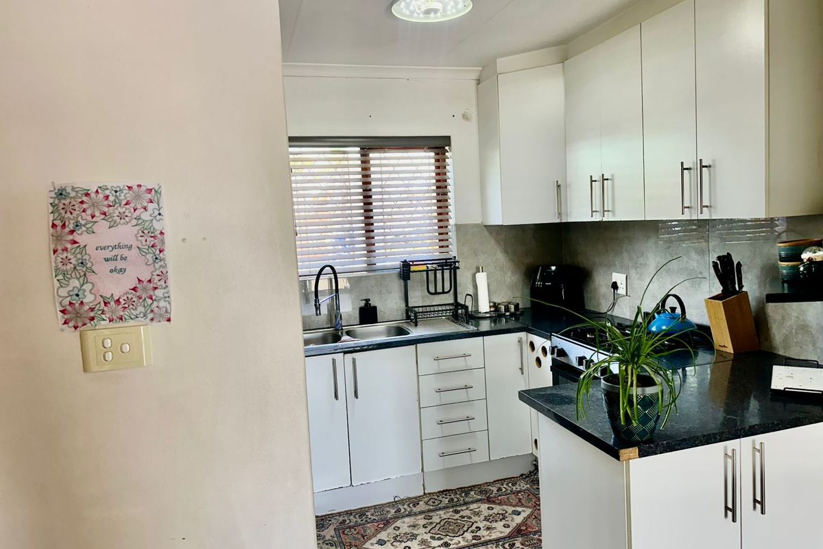 House For Sale in Greenshields Park - Photo 3