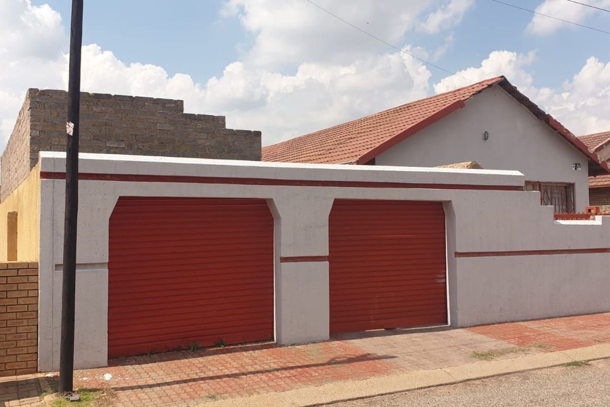 House For Sale in Mohlakeng - Photo 5