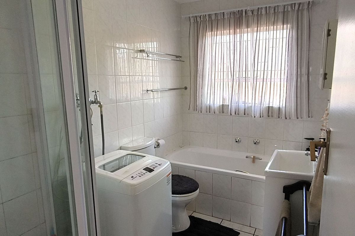 Townhouse For Sale in Noordheuwel - Photo 4