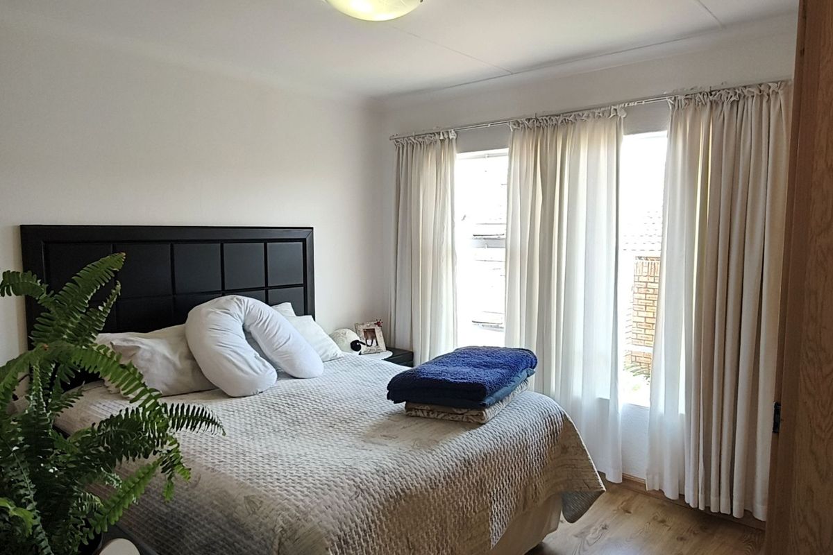 Townhouse For Sale in Noordheuwel - Photo 2