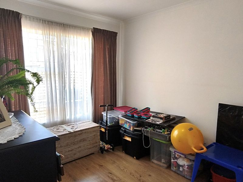 Townhouse For Sale in Noordheuwel - Photo 5