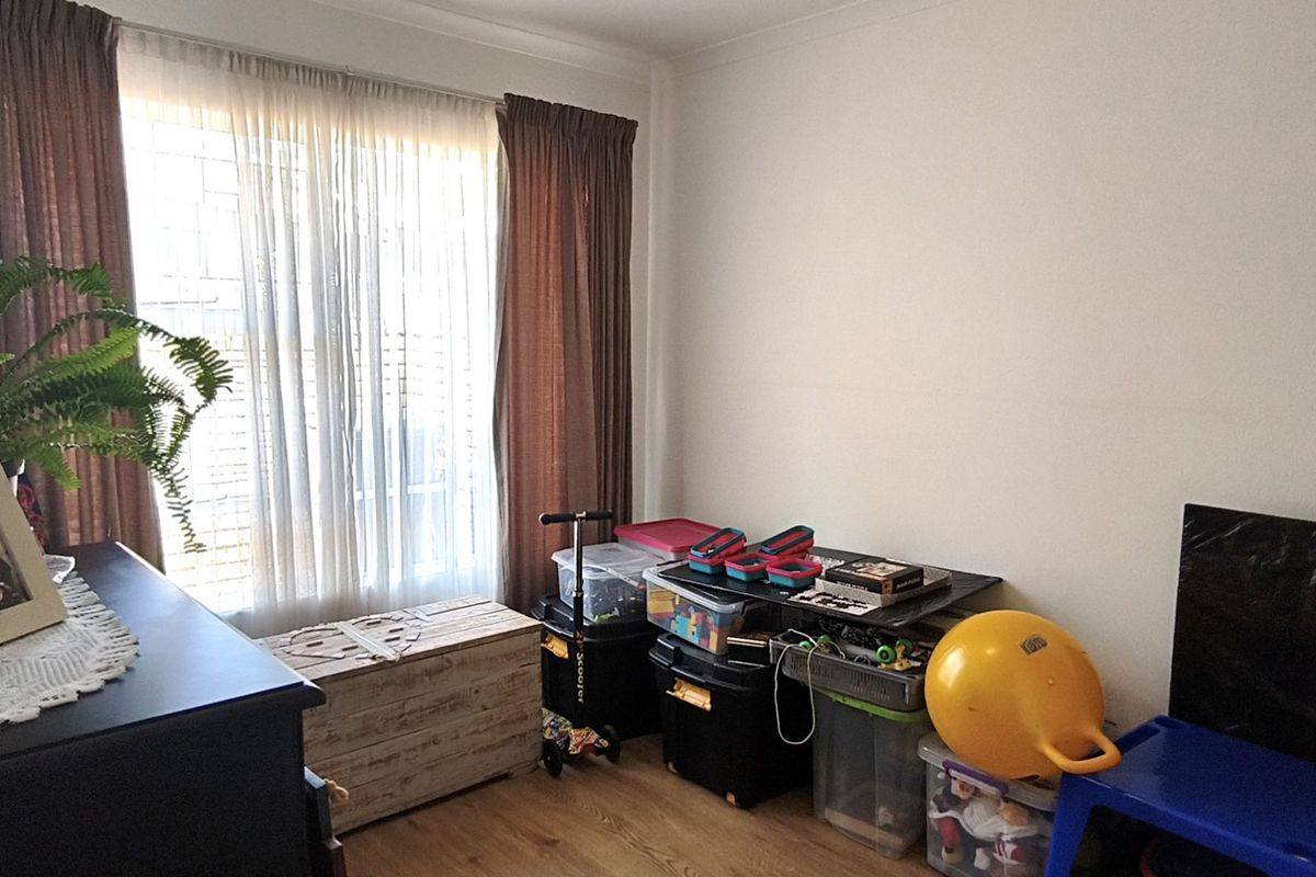 Townhouse For Sale in Noordheuwel - Photo 5