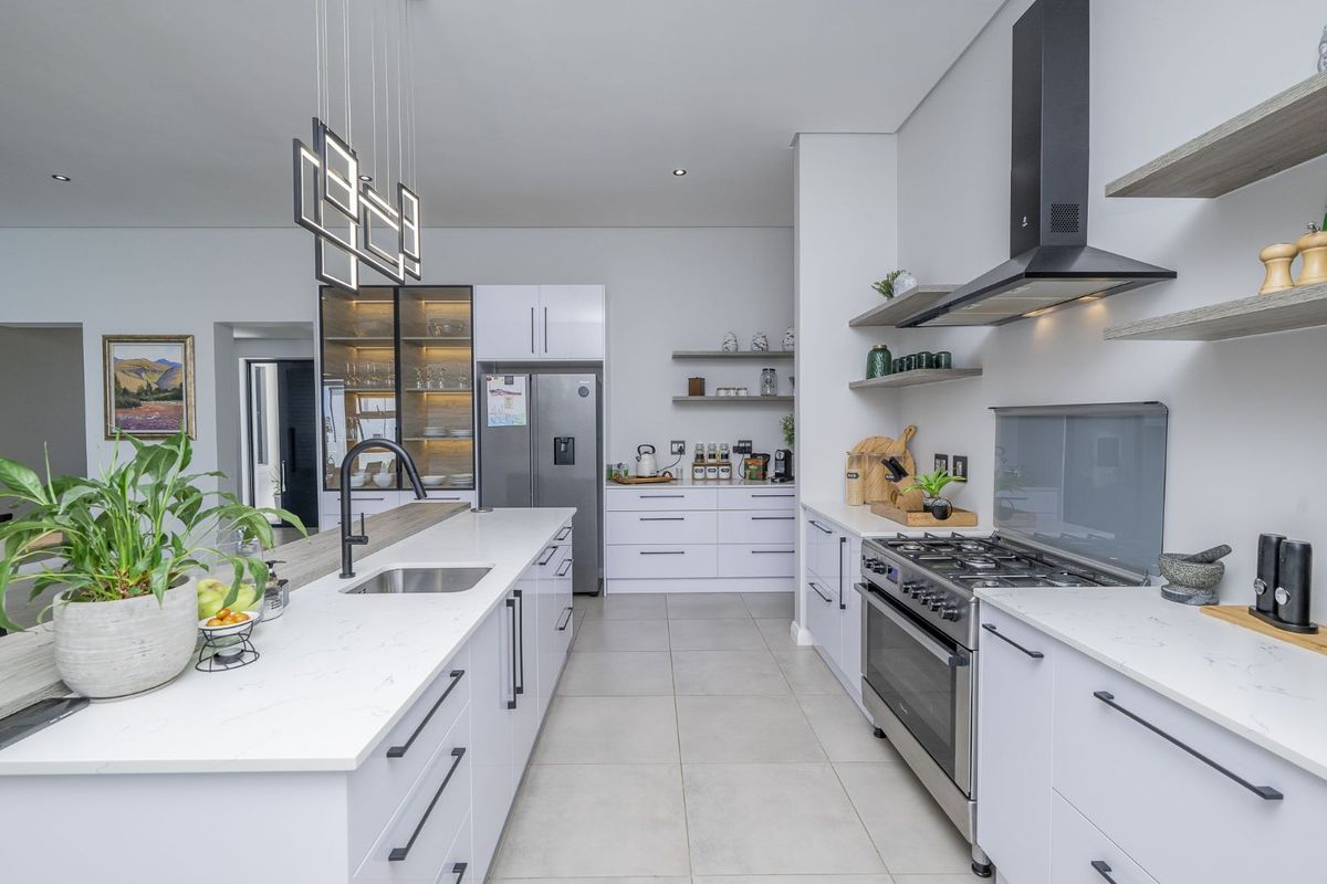 House For Sale in Mount Royal Golf Estate - Photo 2