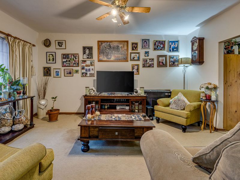 Townhouse For Sale in Cotswold - Photo 8