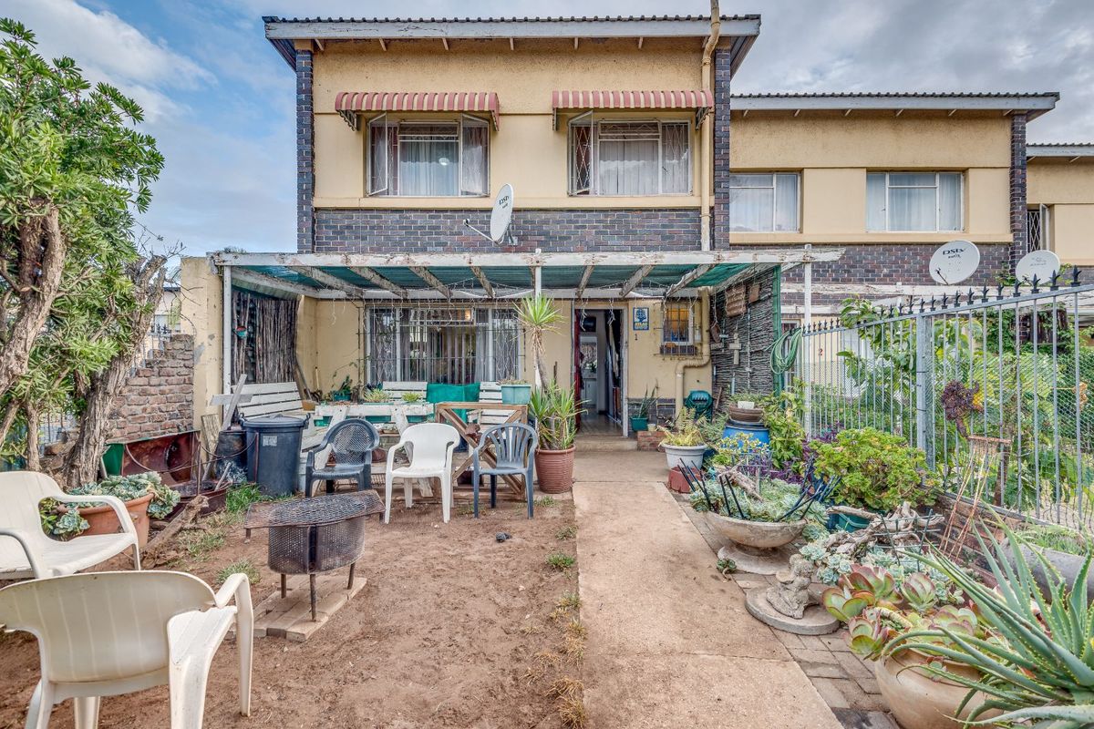 Townhouse For Sale in Cotswold - Photo 3