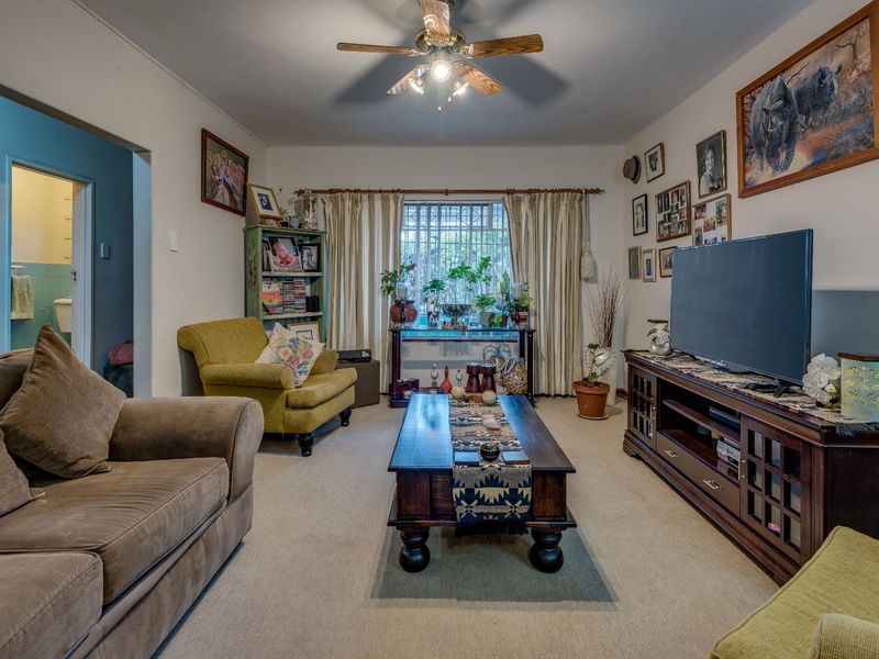 Townhouse For Sale in Cotswold - Photo 2