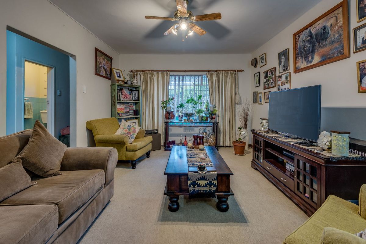 Townhouse For Sale in Cotswold - Photo 2