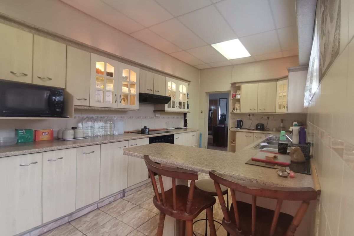 House For Sale in West End - Photo 2