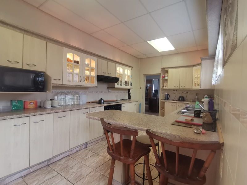 House For Sale in West End - Photo 2