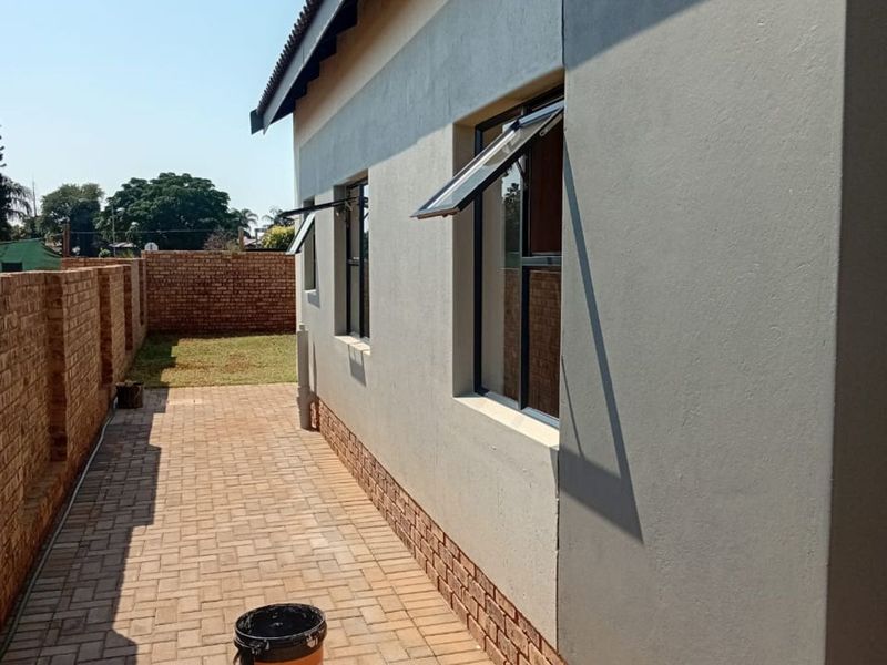 House For Sale in Chantelle - Photo 2