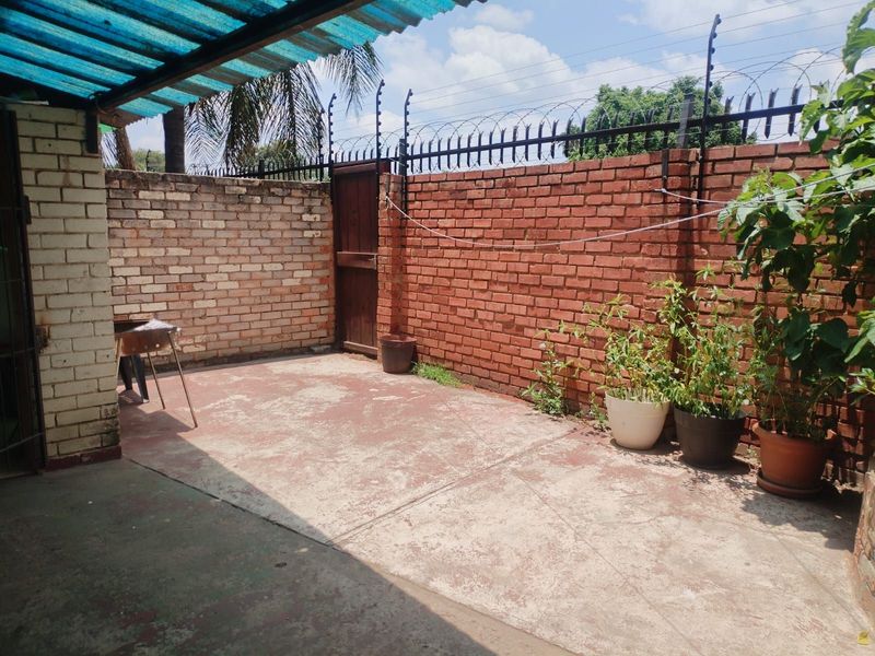 Townhouse For Sale in Queenswood - Photo 2