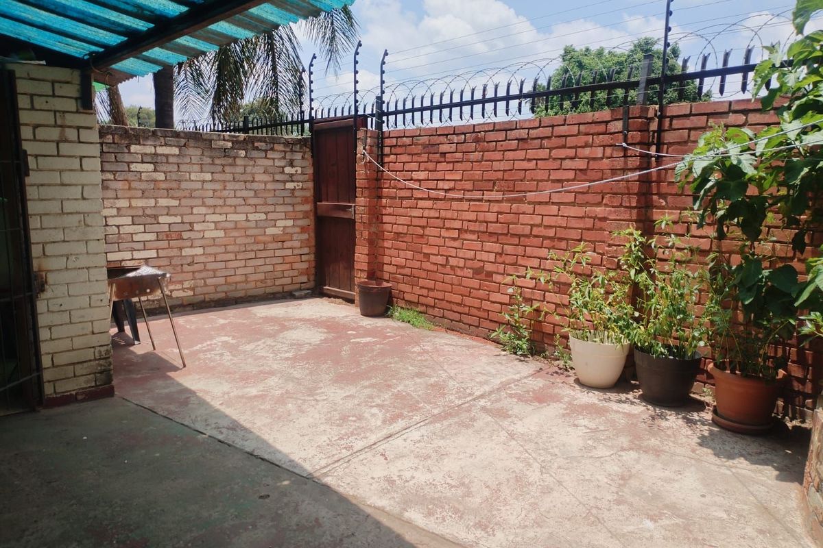 Townhouse For Sale in Queenswood - Photo 2
