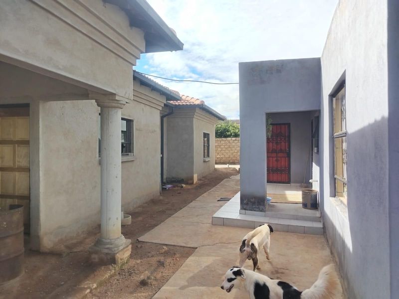 House For Sale in Kwamhlanga Central - Photo 1