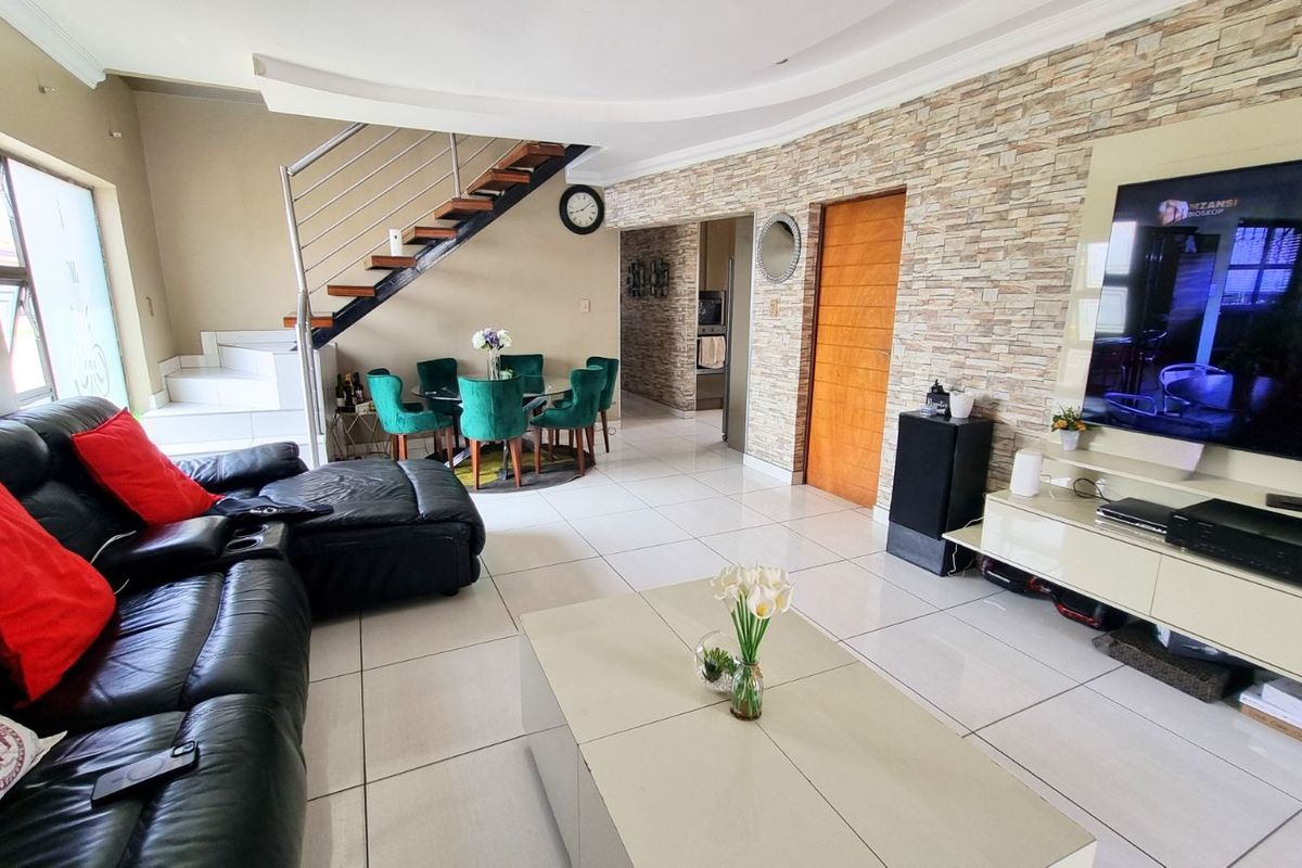 House For Sale in Sagewood - Photo 2