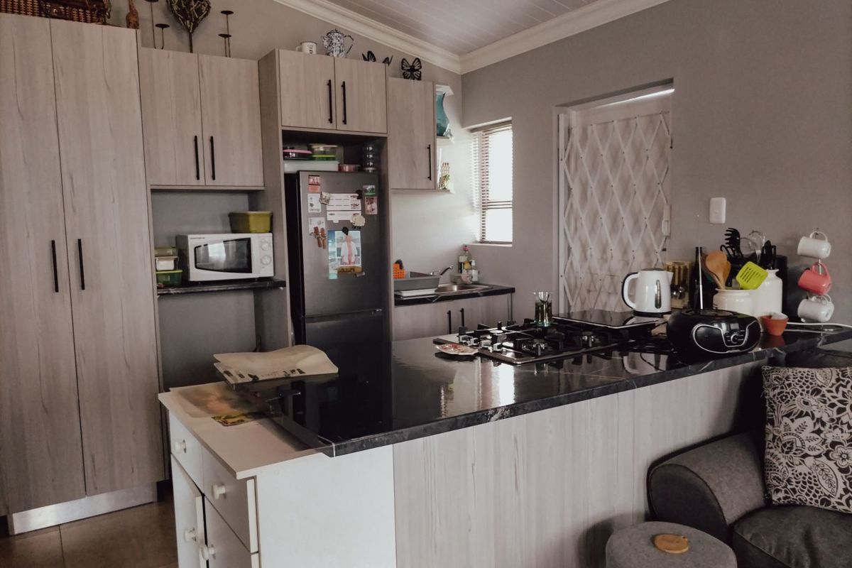 Townhouse For Sale in Pacaltsdorp - Photo 4