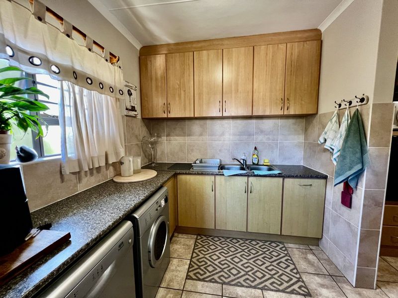 House For Sale in Fraaiuitsig - Photo 8