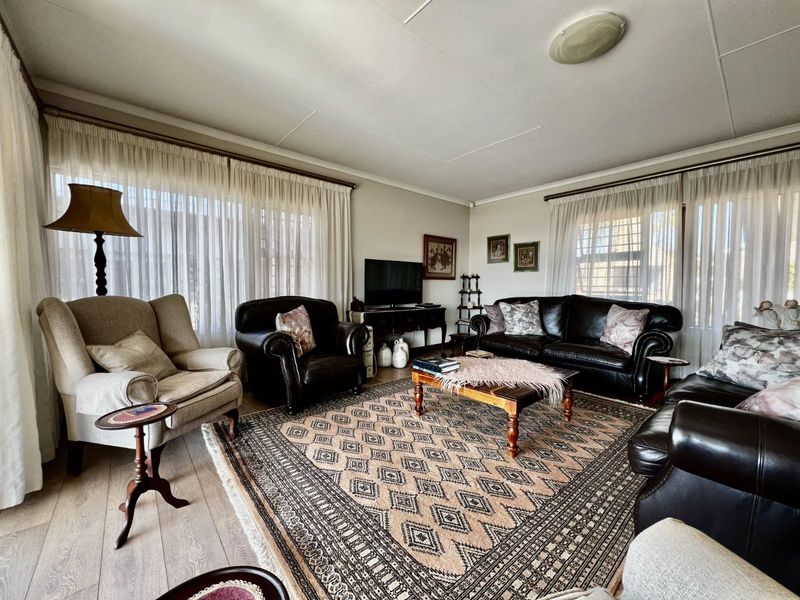 House For Sale in Fraaiuitsig - Photo 4