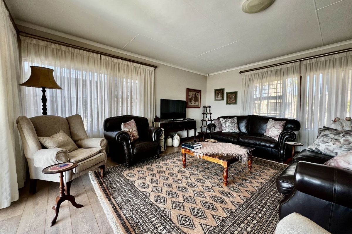 House For Sale in Fraaiuitsig - Photo 4