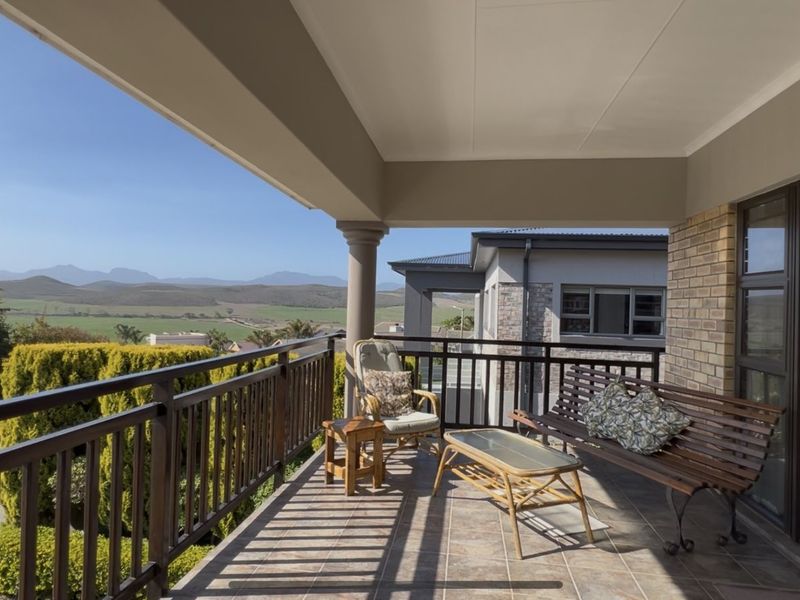 House For Sale in Fraaiuitsig - Photo 3