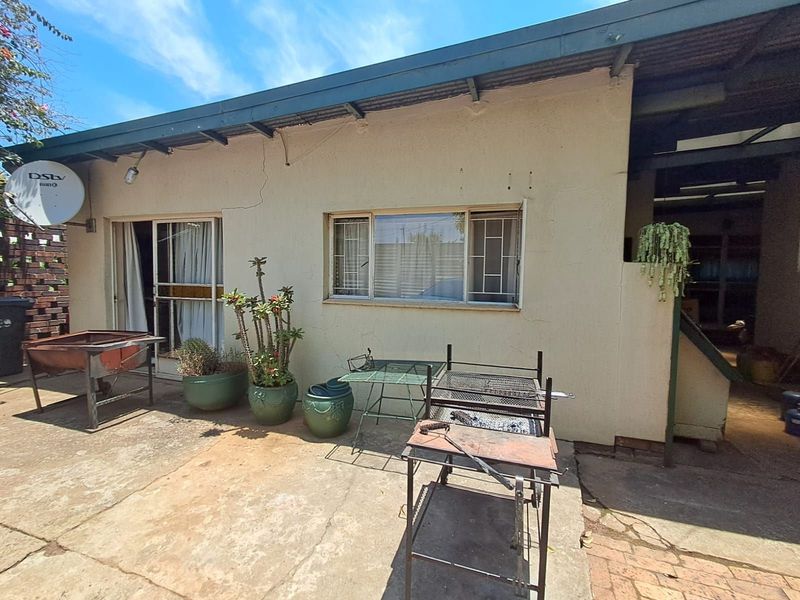 House For Sale in East Lynne - Photo 3