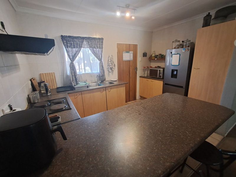 Townhouse For Sale in Weltevreden Park - Photo 3