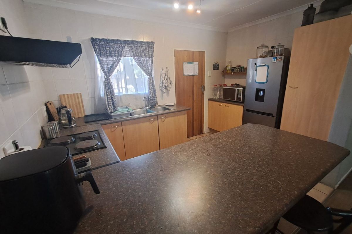 Townhouse For Sale in Weltevreden Park - Photo 3