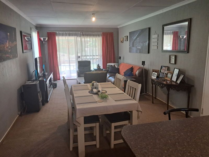 Townhouse For Sale in Weltevreden Park - Photo 5