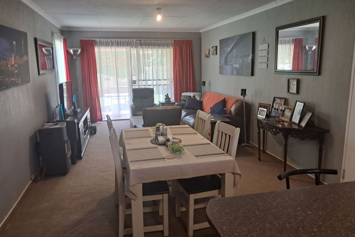 Townhouse For Sale in Weltevreden Park - Photo 5